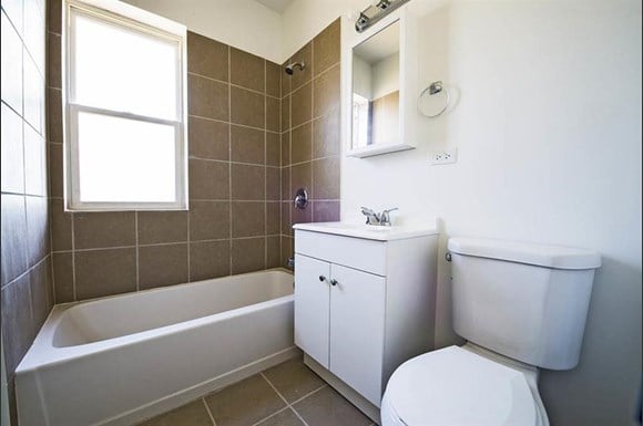 7654 S Marshfield Ave Apartments Chicago Bathroom
